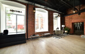 Adornos Loft Лофт с зеркальными колоннами