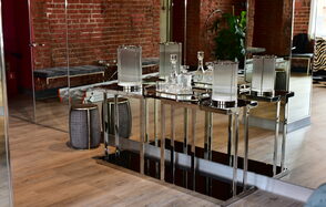 Adornos Loft Лофт с зеркальными колоннами