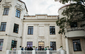 Пространство с лепниной и камином