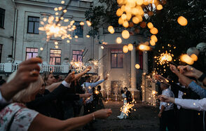 Пространство с лепниной и камином