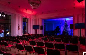 Пространство с лепниной и камином