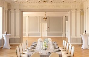 Пространство с лепниной и камином