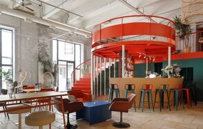 SLOW WINE. Двухуровневый лофт с ярким дизайном