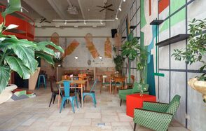 SLOW WINE. Двухуровневый лофт с ярким дизайном