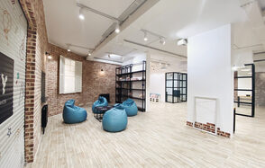 Зонированный лофт с пуфами. Event - пространство TEPLICA