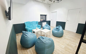 Зонированный лофт с пуфами. Event - пространство TEPLICA