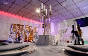 One Bar. Лофт с круглыми столами 