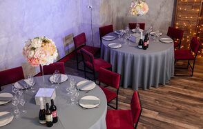 One Bar. Лофт с круглыми столами 