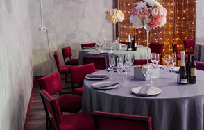 One Bar. Лофт с круглыми столами 