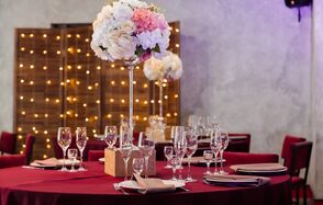 One Bar. Лофт с круглыми столами 