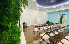 Центр развития "Духовная пища". Зал для лекций с кирпичной стеной