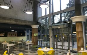 Кулинар Лофт-кафе с высокими потолками