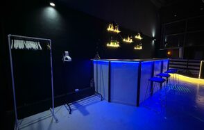 Стилизованный двухуровневый лофт с большими окнами