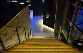 Стилизованный двухуровневый лофт с большими окнами