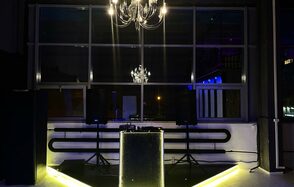 Стилизованный двухуровневый лофт с большими окнами