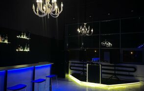 Стилизованный двухуровневый лофт с большими окнами