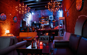 Кирпичный лофт с экраном во всю стену