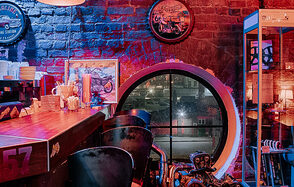 Кирпичный лофт с экраном во всю стену