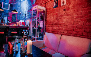 Кирпичный лофт с экраном во всю стену