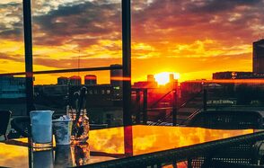 Кирпичный лофт с экраном во всю стену