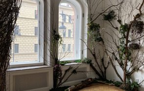 Bright room with a fireplace and high ceilings