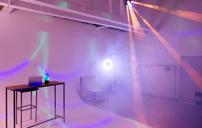 Светлый лофт со светомузыкой и барной стойкой