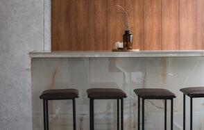 Светлый лофт со светомузыкой и барной стойкой