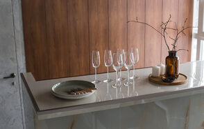 Светлый лофт со светомузыкой и барной стойкой