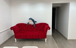 Позитиffчики Лофт в белых тонах с детской игровой комнатой