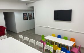 Позитиffчики Лофт в белых тонах с детской игровой комнатой