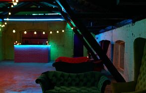 Conductor Lofts неоновый с барной стойкой