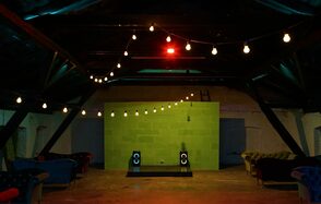 Conductor Lofts неоновый с барной стойкой