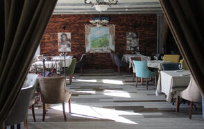 Банкетный зал с живописными фресками