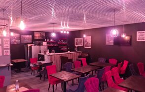 Лофт-бар с яркими креслами