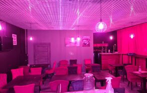 Лофт-бар с яркими креслами