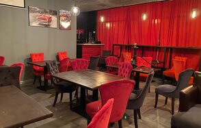 Лофт-бар с яркими креслами