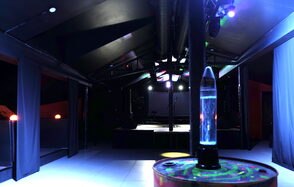 Клуб с профессиональным оборудованием и сценой