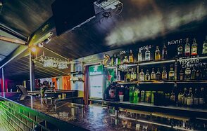 Клуб с профессиональным оборудованием и сценой