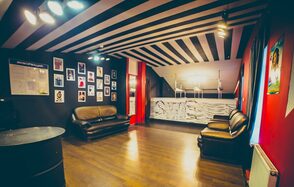 Клуб с профессиональным оборудованием и сценой