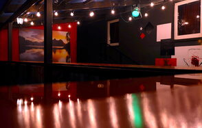 Клуб с профессиональным оборудованием и сценой