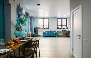 Лофт-конструктор с мягкими диванами