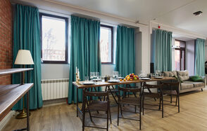 Лофт-конструктор с мягкими диванами