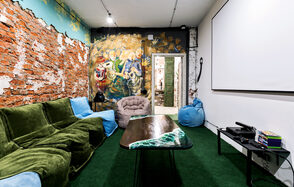 Кафе Деталька Лофт с проектором и играми