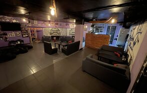 Антикафе Autosmoke Зал с черными диванами