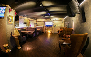 Атмосферный караоке бар под закрытие