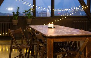 Текстура  Лофт из белого кирпича с панорамным окном