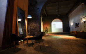 Дизайнерский лофт с высокими потолками