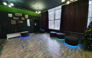 Черный лофт с большой барной стойкой