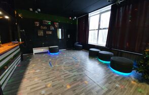 Черный лофт с большой барной стойкой