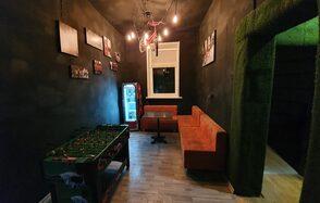 Черный лофт с большой барной стойкой